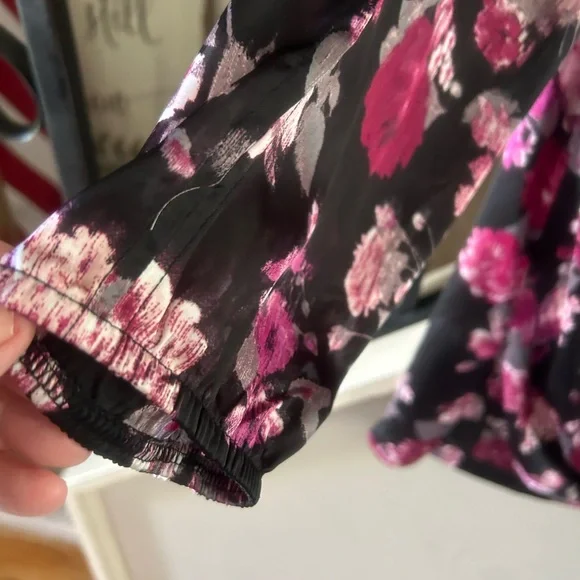 Womans Blouse, size Medium - Picture 7 of 7